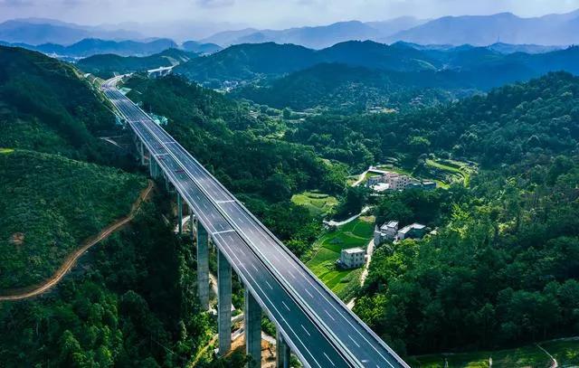 廣州電纜助力廣東省“十三五”規劃重(chóng)要項目——雲茂高速開通 廣州電纜助力廣東省“十三(sān)五(wǔ)”規劃重要項目——雲茂高速開通